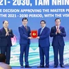 Thủ tướng Phạm Minh Chính trao Quyết định phê duyệt Quy hoạch tỉnh Đồng Nai thời kỳ 2021-2030, tầm nhìn đến năm 2050 cho lãnh đạo tỉnh Đồng Nai. (Ảnh: Dương Giang/TTXVN)