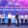 Đồng chí Vũ Việt Trang, Bí thư Đảng ủy, Tổng Giám đốc Thông tấn xã Việt Nam trao Bằng khen của Tổng Giám Đốc cho Ban Biên tập Tin trong nước. (Ảnh: Phương Hoa/TTXVN)