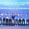 Tổng Giám đốc TTXVN Vũ Việt Trang trao giải Nhất cho Liên quân Báo Thể thao & Văn hóa và Trung tâm Hợp tác quốc tế VNA8. (Ảnh: Phương Hoa/TTXVN)