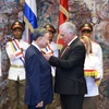 Bí thư thứ nhất Đảng Cộng sản Cuba, Chủ tịch Cuba Miguel Diaz Canel Bermudez trao tặng Huân chương Jose Marti cho Tổng Bí thư, Chủ tịch nước Tô Lâm. (Ảnh: Lâm Khánh/TTXVN)