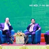 Thủ tướng Phạm Minh Chính và Giáo sư Klaus Schwab, Chủ tịch sáng lập Diễn đàn Kinh tế thế giới (WEF) giao lưu với sinh viên. (Ảnh: Dương Giang/TTXVN)