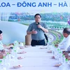 Thủ tướng Phạm Minh Chính làm việc với chủ đầu tư và các đơn vị thi công dự án Trung tâm Hội chợ Triển lãm Quốc gia tại huyện Đông Anh, Hà Nội. (Ảnh: Dương Giang/TTXVN)