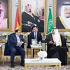 Quan chức Saudi Arabia đón Thủ tướng Phạm Minh Chính và Phu nhân tại Sân bay quốc tế King Khalid, thủ đô Riyadh. (Ảnh: Dương Giang/TTXVN)