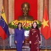 Phó Chủ tịch nước Võ Thị Ánh Xuân và Phó Tổng thống thường trực Cộng hòa Bolivar Venezuela Delcy Rodríguez Gómez chụp ảnh chung. (Ảnh: Văn Điệp/TTXVN)