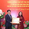 Chủ tịch nước Lương Cường trao Huy hiệu 30 năm tuổi Đảng cho Phó Chủ tịch nước Võ Thị Ánh Xuân. (Ảnh: Lâm Khánh/TTXVN)