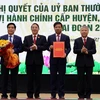 Phó Chủ tịch Quốc hội Nguyễn Đức Hải trao Nghị quyết 1241 của Quốc hội về sắp xếp đơn vị hành chính cấp huyện, xã. cho lãnh đạo tỉnh Quảng Nam. (Ảnh Trần Tĩnh/TTXVN)