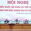 Phó Thủ tướng Thường trực Chính phủ Nguyễn Hòa Bình cùng các thành viên Đoàn đại biểu Quốc hội tỉnh Bắc Giang tiếp xúc cử tri. (Ảnh: Đồng Thúy/TTXVN)