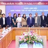 Phó Tổng Giám đốc Thông tấn xã Việt Nam Nguyễn Tuấn Hùng, ông Oscar Alberto Sanchez Serra, Phó Tổng biên tập Báo Granma cùng các đại biểu. (Ảnh: Minh Đức/TTXVN)