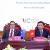 Giáo sư, Tiến sỹ Nguyễn Xuân Thắng và Đại sứ Australia tại Việt Nam Andrew Goledzinowski đồng chủ trì cuộc họp. (Ảnh: Văn Điệp/TTXVN)