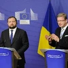 Nhằm giải quyết căng thẳng, ngày 12/12, Phó Thủ tướng Ukraine Arbuzov đã hội đàm với Cao ủy EU Stefan Fule liên quan tới thỏa thuận liên kết EU-Ukraine. (Nguồn: AFP/ TTXVN)