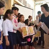 Khám bệnh, trao học bổng cho người nghèo và Việt kiều ở Campuchia
