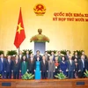 Các vị lãnh đạo Đảng và Nhà nước với các Ủy viên và nguyên Ủy viên Ủy ban Thường vụ Quốc hội tại phiên bế mạc. (Ảnh: Nhan Sáng​/TTXVN)