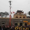 Dựng cây nêu tại sân Đoan Môn trong Khu Di sản Hoàng thành Thăng Long. (Ảnh: Thanh Tùng/TTXVN) 