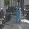 Nhân viên y tế Đà Nẵng phun thuốc khử khuẩn từng nhà, đường ngõ tại khu vực dân cư nơi bệnh nhân COVID-19 số 418 sinh sống. (Ảnh: Võ Dũng/TTXVN)