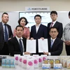 Lễ ký kết hợp đồng giữa Yo Group và Nakanihon Capsule ở Gifu. (Ảnh: Thanh Tùng/TTXVN)