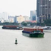 Tàu vận tải hàng hóa trên sông Sài Gòn. (Ảnh: Hồng Đạt/TTXVN) 