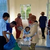Cấp phát gạo hỗ trợ dịp giáp hạt năm 2024 cho đồng bào nghèo ở huyện Thuận Nam. (Ảnh: TTXVN phát)