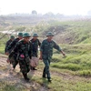 Lực lượng công binh tỉnh Hưng Yên di dời quả bom về nơi hủy nổ. (Ảnh: Đinh Văn Nhiều/TTXVN)