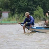 Người dân xã Phú Hội, huyện biên giới An Phú (An Giang), giăng lưới đánh bắt cá trên sông Vĩnh Hội Đông. (Ảnh: Công Mạo/TTXVN)