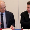 Bộ trưởng Tài chính Pháp Pierre Moscovici và Đại sứ Mỹ Charles H. Rivkin. (Nguồn: lemonde.fr)