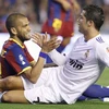 Alves thừa nhận Ronaldo hay hơn Messi và Ribery