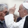 Giáo hoàng Francis và người đàn ông có khuôn mặt biến dạng. (Nguồn: AFP)