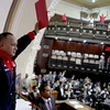 Chủ tịch Quốc hội Venezuela Diosdado Cabello giương cao luật trao siêu quyền lực cho ông Maduro (Nguồn: Quốc hội Venezuela)