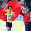Vận động viên Nguyễn Văn Hùng đoạt Huy chương Vàng nội dung nhảy 3 bước nam. (Ảnh: Quang Nhựt/TTXVN)
