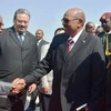 Phó Tổng thống Nam Sudan James Wani Igga (phải) đón Tổng thống Sudan Omar al-Bashir tại sân bay Juba ngày 6/1. (AFP/TTXVN)
