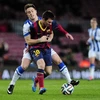 Messi bị hậu vệ Sociedad quật ngã như trên sới vật