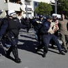 Cảnh sát bắt giữ người biểu tình. (Nguồn: AP)