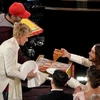 MC lễ trao giải Oscar phát bánh pizza cho các sao