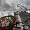 Nepal: Mỗi người leo núi Everest phải dọn về 8kg rác thải