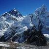 Nepal lắp bậc thang trên đỉnh Everest để giảm tắc