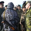 Các thành viên OSCE nói chuyện với một tự vệ quân tại trạm kiểm soát cửa ngõ vào bán đảo Crimea ngày 7/3. (Nguồn: AFP/TTXVN)