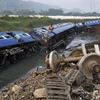 [Photo] Tàu hỏa ở Ấn Độ trật bánh, 50 người bị thương