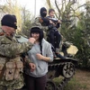 Trẻ em Ukraine vui đùa cùng người biểu tình trên xe bọc thép