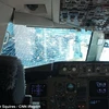 Máy bay chở khách hạ cánh khẩn cấp do kính chắn gió vỡ