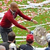 Pep Guardiola đánh rơi Đĩa bạc trong ngày vinh quang