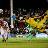Thủ môn Nigeria bị nghi bán độ vì "ném bóng" vào lưới nhà