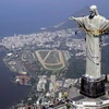 Bên lề World Cup: Du khách chinh phục tượng Chúa cứu thế