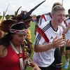 Thổ dân Brazil vào sân "làm loạn" buổi tập của tuyển Đức