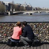 Pháp: Cây cầu có nguy cơ sập vì 700.000 ổ khóa tình yêu