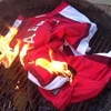 Cổ động viên của Arsenal "phát điên" đốt áo Cesc Farbegas