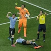 Cầu thủ Uruguay nằm bất tỉnh sau pha va chạm kinh hoàng