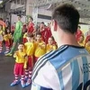 Lionel Messi lại gây sốc vì thái độ dửng dưng với các em nhỏ