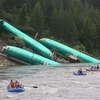 Mỹ trục vớt 3 thân máy bay Boeing 737 rơi xuống lòng sông
