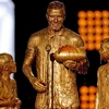 Cha con Beckham bị biến thành "tượng đồng" ngay trên sân khấu