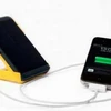 WakaWaka Po ra sạc pin smartphone bằng năng lượng Mặt Trời