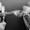 Cặp vợ chồng 62 năm chung sống nắm tay nhau tới khi trút hơi thở cuối